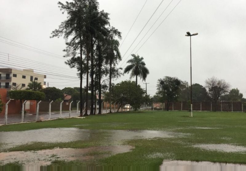 Em Dourados, ruas e avenidas ficaram alagadas após 30 milímetros de chuva - Martim Andrada/TV Morena