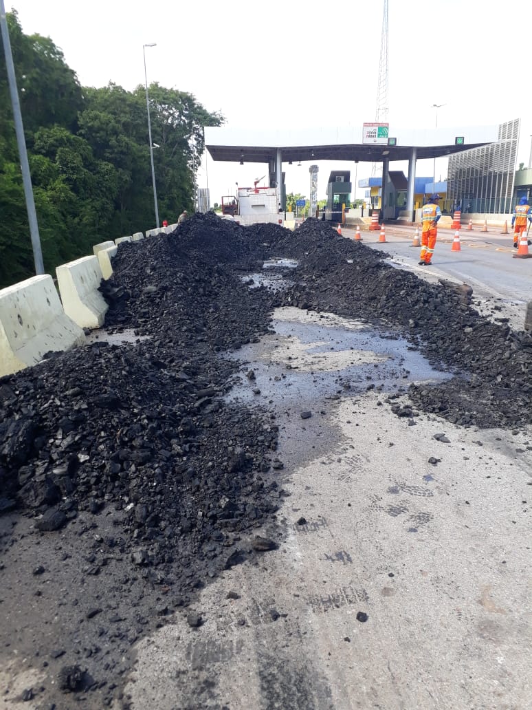 Carga as margens da rodovia - Corpo de Bombeiros