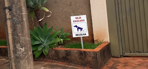 Moradores de Campo Grande recorrem a "plaquinhas" para alertar os donos dos cães. - Foto: Eder Campos/CBN