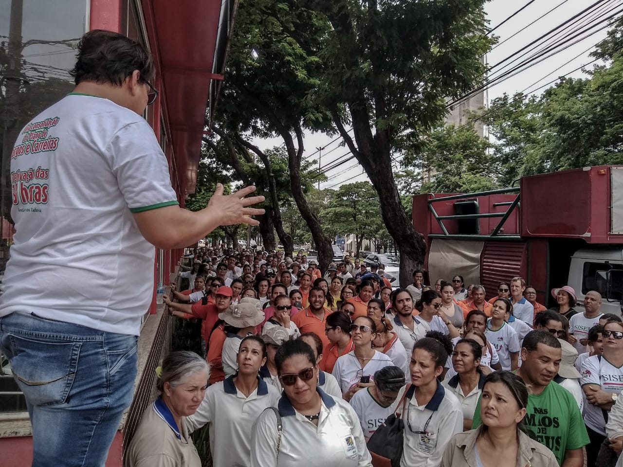 Servidores seguiram em passeata pelo centro de Campo Grande até a prefeitura municipal. - foto: Erick Marques/CBN