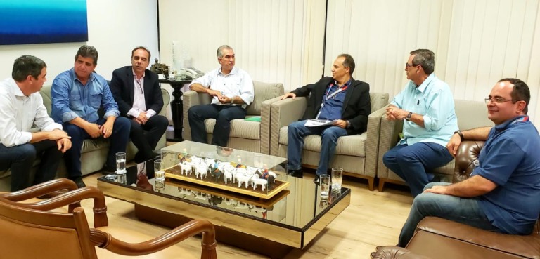 Governador Reinaldo Azambuja (PSDB) em reunião com representantes do governo e da Claro/Embratel - Secom/MS