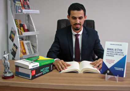 O livro, de acordo com o autor, também pode ajudar quem vai prestar concurso. - Foto: Raquel de Souza