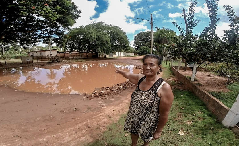 De acordo com a moradora, além de intransitável, rua é ponto de proliferação da Dengue - Erick Marques/CBN