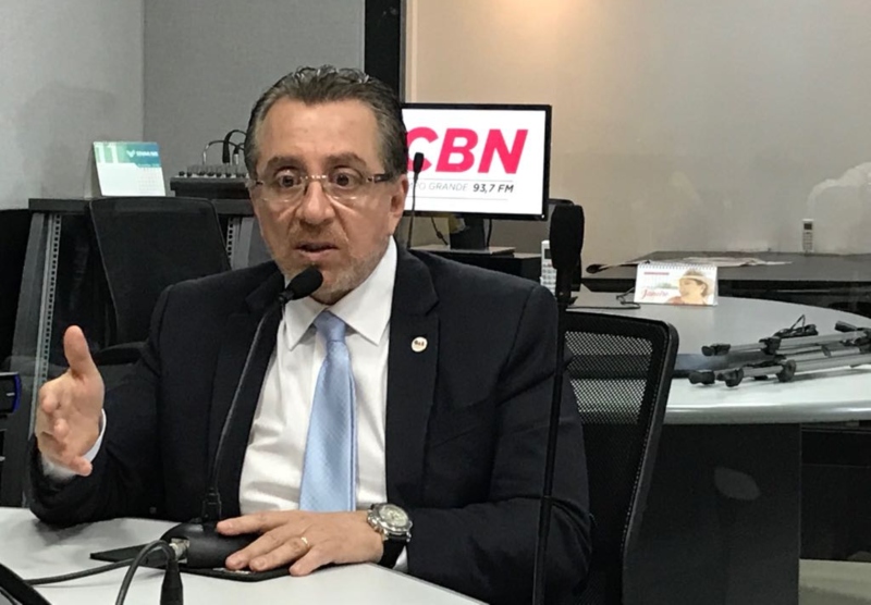 Elias Karmouche (ao centro) diz que reeleição é desejo de 'time' que hoje está na presidência da OAB/MS - Luis Vilela/CBN