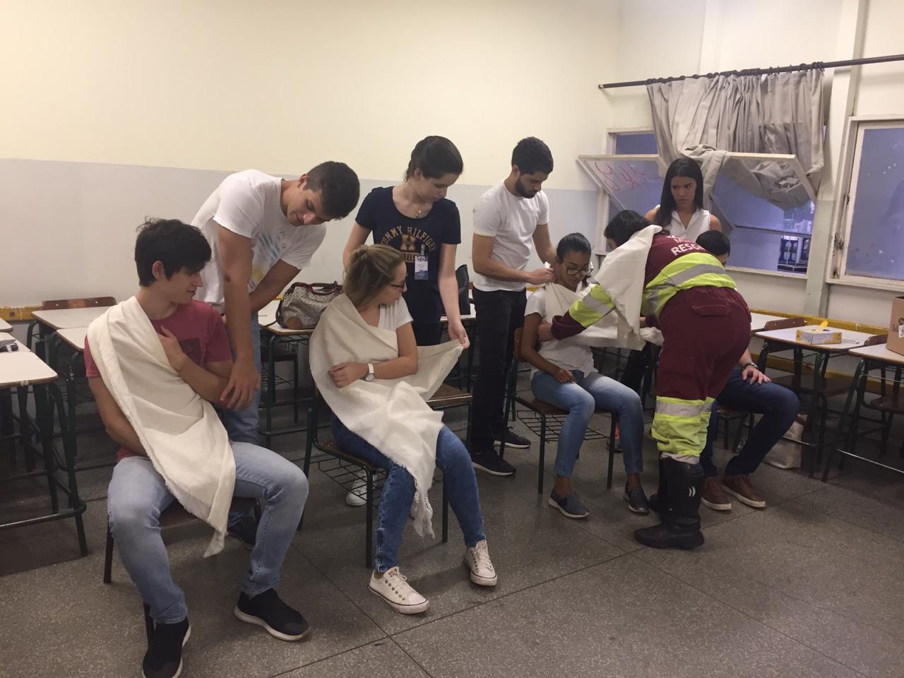 No projeto, os acadêmicos de medicina e enfermagem ensinam moradores de comunidades vulneráveis. - Foto: Divulgação