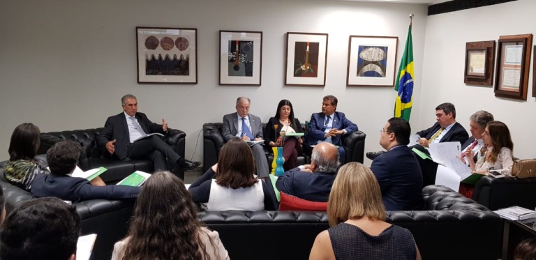Senadores, deputados e governador reunidos no gabinete de Simone Tebet. - Márcia Paravizzi