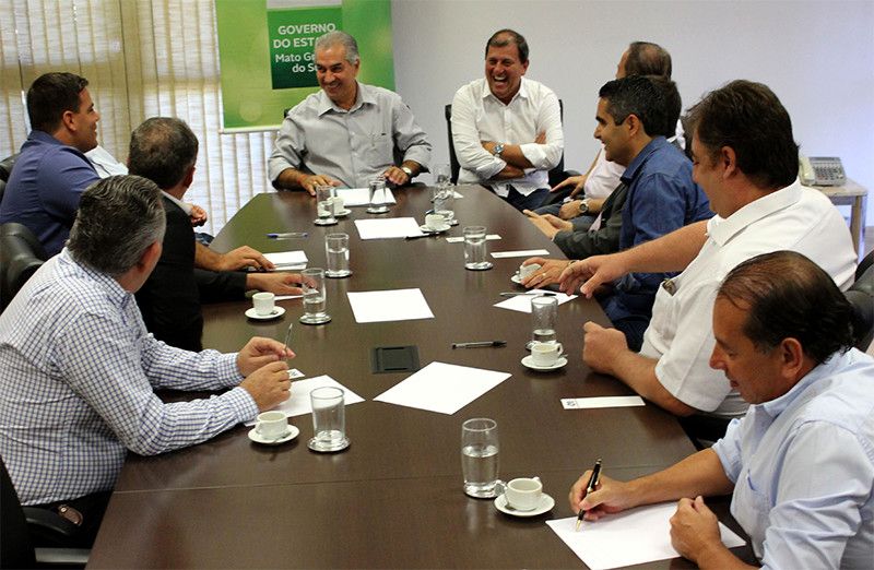 Deputados integrantes do G10 em reunião com o governador Reinaldo Azambuja - Chico Ribeiro/SubcomMS