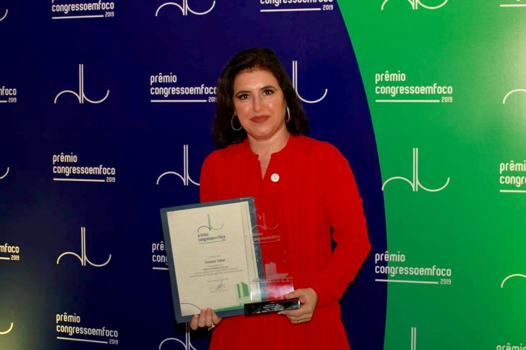 Simone Tebet é Bicampeã no Prêmio Congresso em Foco. Senadora com o diploma e o troféu de melhor representante do povo no Senado. - Foto: Roberto Castello