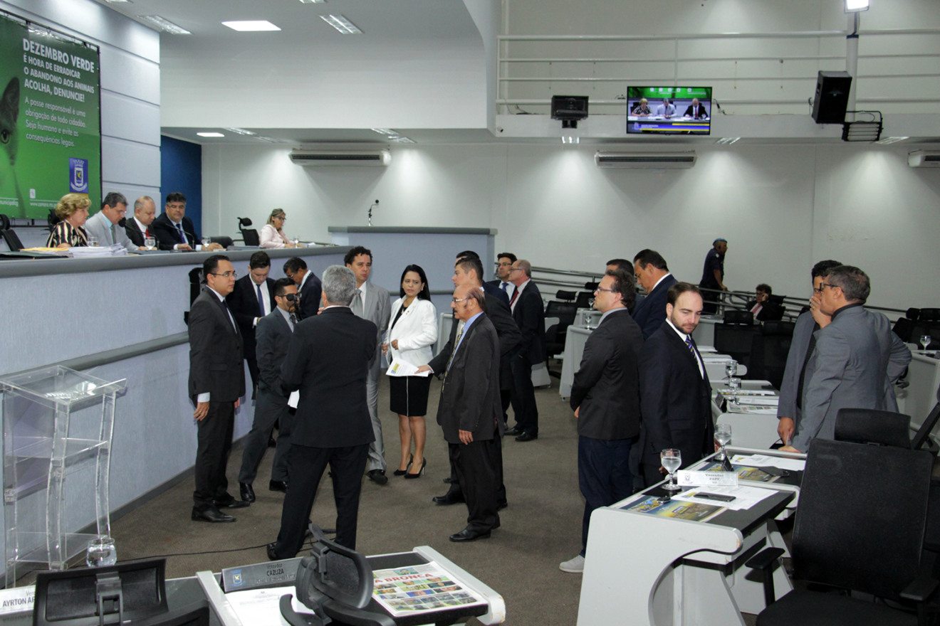 Vereadores durante última sessão antes do recesso - Izaias Medeiros/CMCG
