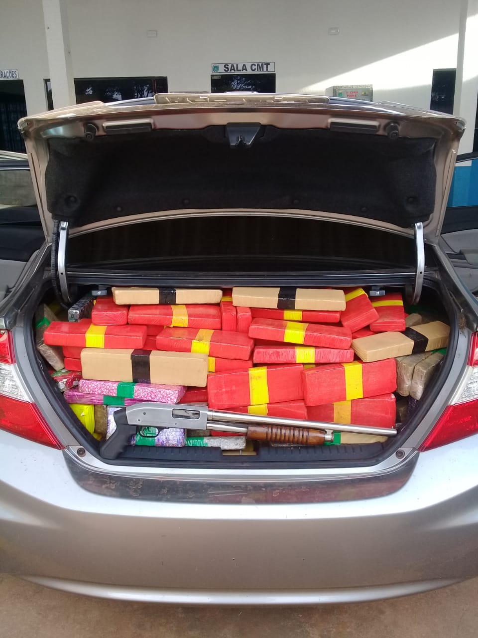 O carro tinha placa de Francisco Beltrão (PR), mas foi roubado em Londrina. - Foto: PM