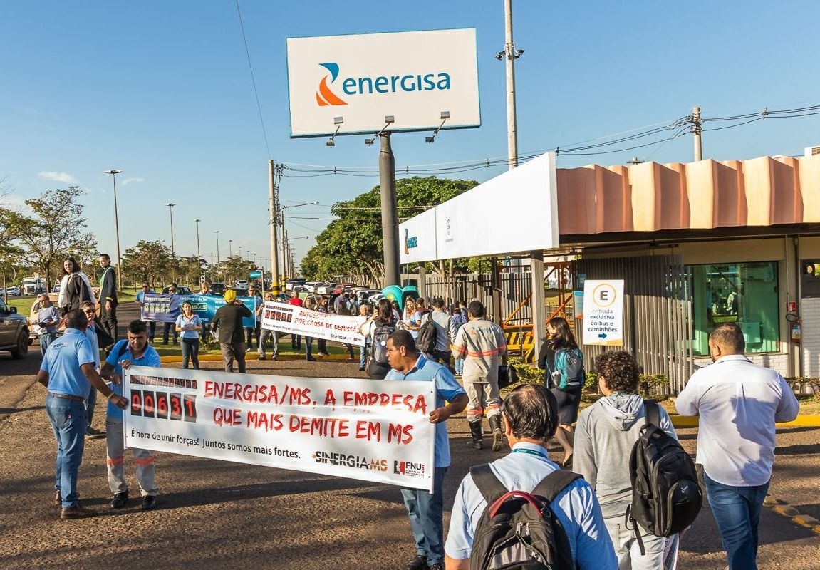 Trabalhadores reunidos em frente da empresa no início da manhã desta segunda-feira (11) - Divulgação/Sinergia-MS