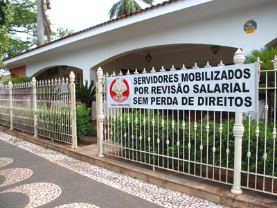 Nos cartórios da Justiça Eleitoral, faixa explica a mobilização -