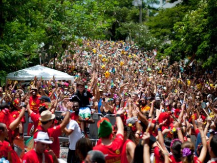 Foliões de todo o país aproveitam para “pular” Carnaval nas ruas; atividade pode eliminar até 700 calorias em uma hora - PIXABAY