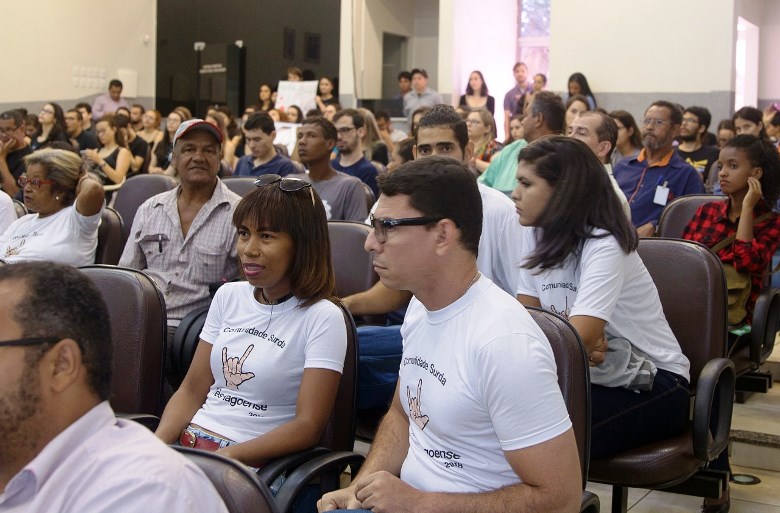 Central de atendimento tem como objetivo auxiliar os deficientes auditivos - Divulgação