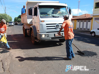 Obras na Cidade prossegue operação tapa buracos em vias movimentadas -