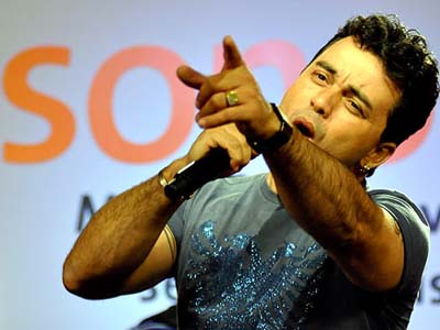 Os compromissos de divulgação da carreira do cantor Renner por enquanto estão suspensos -