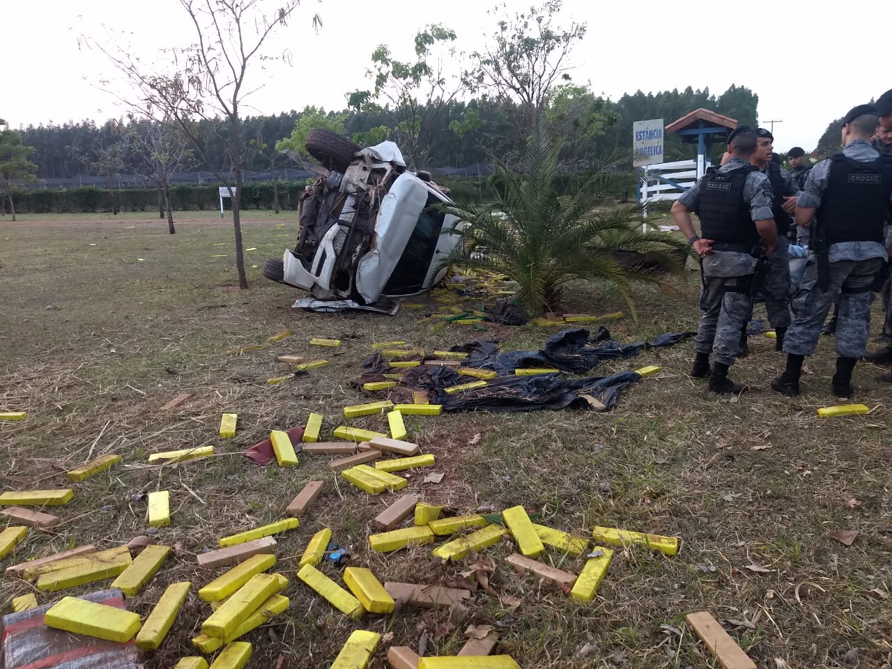 A droga ficoou espalhada na MS-040, ele confessou que a droga seria levado para São Paulo, e entregou onde ficava o depósito na capital. - Divulgação/CHOQUE