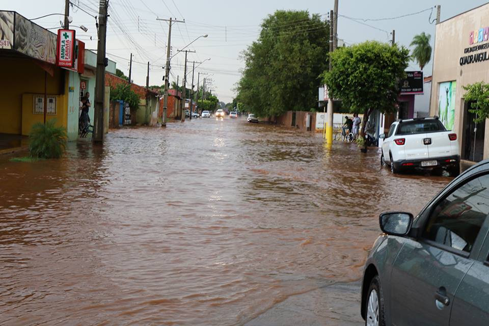 Sem drenagem, ruas e avenidas ficam alagadas com chuva um pouco mais intensa - Divulgação