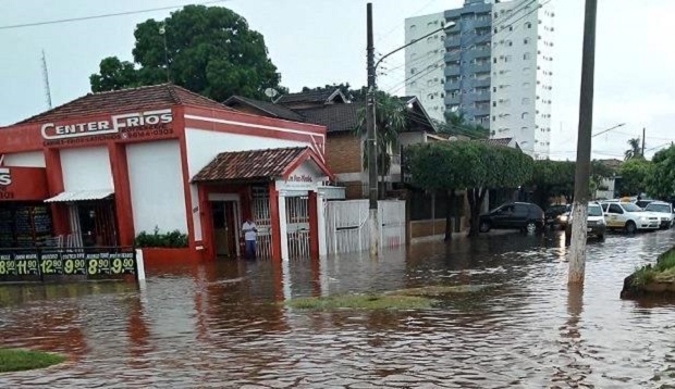 Motoristas tiveram que deixar os carros parados no meio da rua para se protegerem - Redes Sociais