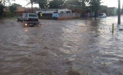 Ruas do parque São Carlos, em Três Lagoas, alagadas depois de temporal. - Ana Cristina Santos/JPNews