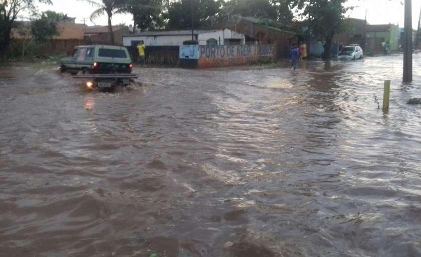 Ruas do parque São Carlos, em Três Lagoas, alagadas depois de temporal. - Ana Cristina Santos/JPNews