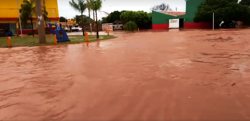 Até as calçadas ficaram tomadas pela água - Imagem cedida