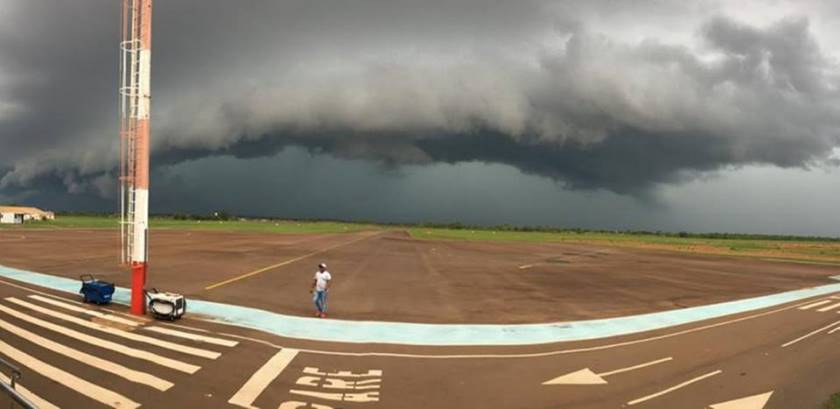 Internauta aproveitou para registrar a imagem no Aeroporto Municipal Plínio Alarcon. - Alexandre Silreis/Arquivo Pessoal