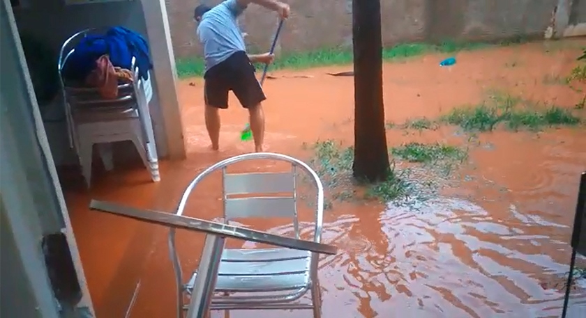 Morador retira água de casa após chuva desta quarta-feira - Danielle Leduc/JPNEWS Morador retira água de casa após chuva desta quarta-feira - Danielle Leduc/JPNEWS