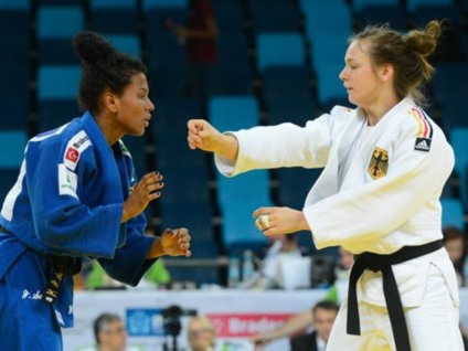 Em disputa realizada ontem, Jéssica Santos (E) foi prata na categoria até 52 quilos. Ela diz que  - Tânia Rêgo/Agência Brasil