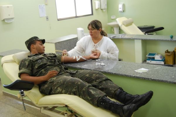 Além de doar sangue, soldados do exército preencheram a ficha de doação de medula - Além de doar sangue, soldados do exército preencheram a ficha de doação de medula -