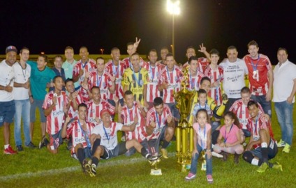 Atletas, comissão técnica e dirigentes comemoram a conquista do título da competição - Divulgação/Sejuvel