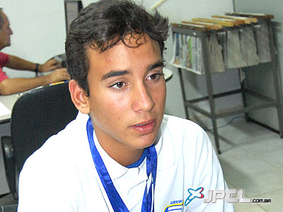 Artur com as três medalhas de ouro conquistadas em Ourinhos -
