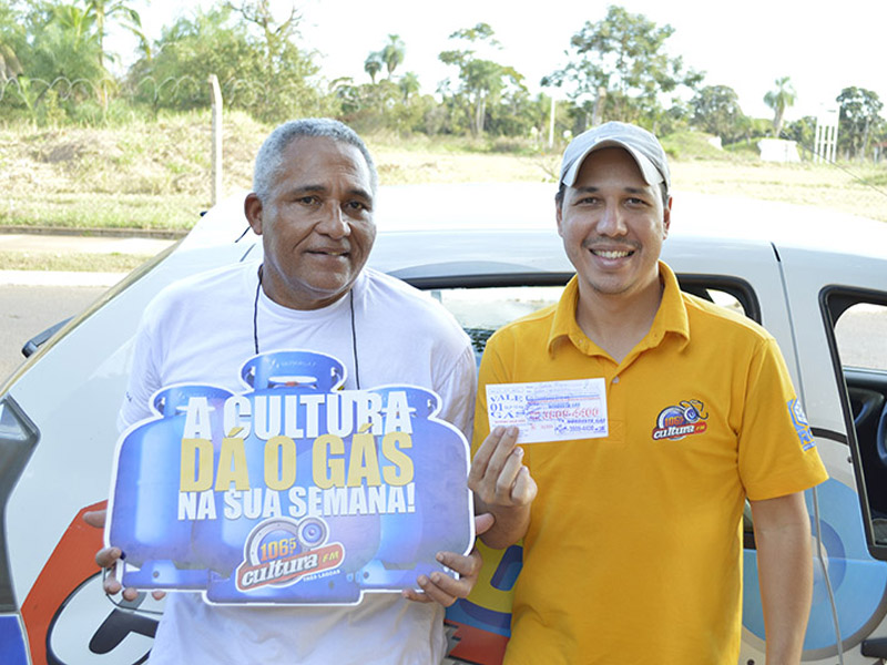 Entrega do gás de cozinha foi feita na tarde desta segunda pelo locutor da Cultura FM, Beto Silva - Leandro Elias/JP