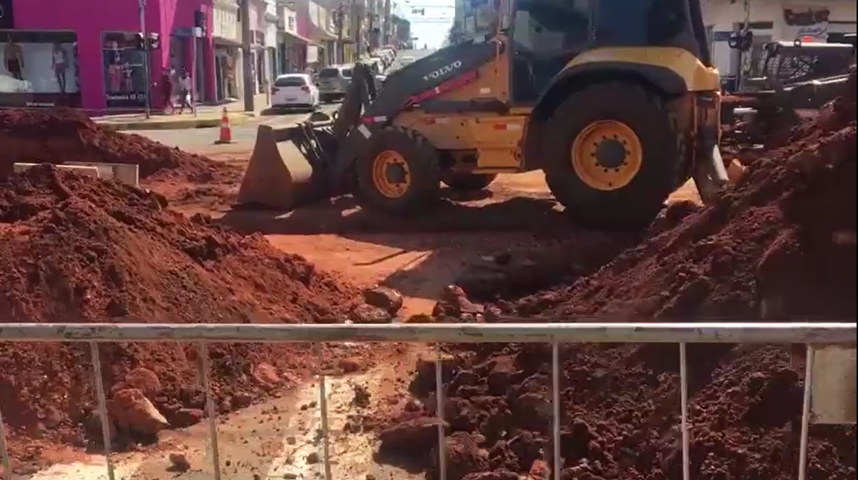 Trecho da Maracaju, esquina com a 14 de Julho, interditado pelas máquinas. - (João Ramos)