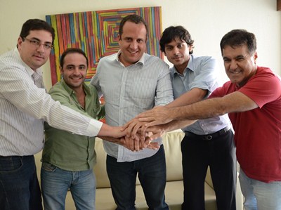 André Milton, Estêvão Congro, Alexandre Magalhães, Paulo Jorge e Antônio Carlos Teixeira comemoram a união de esforços em favor do sucesso Misto em 2013 -