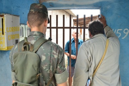 Soldados do Exército e agentes de Saúde percorrem bairros da cidade à procura de focos do mosquito transmissor das doenças - Divulgação/Secom