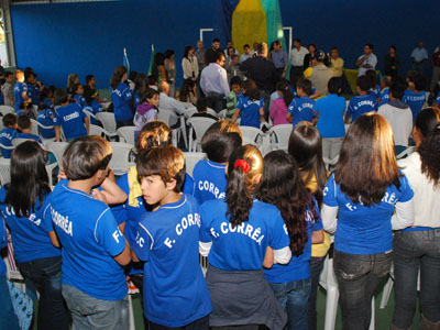 Alunos da Escola Fernando Correa na recente visita de Puccinelli -