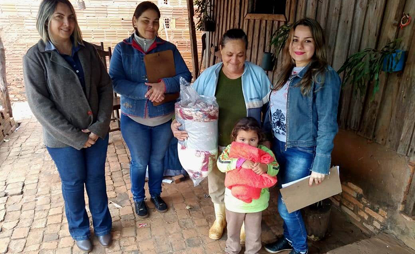 Equipe entregou os cobertores para os moradores do Reassentamento Mutum - Imagem cedida