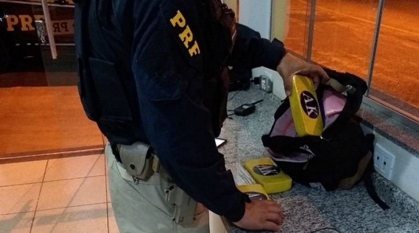 A equipe policial realizou vistoria na poltrona a qual estava sentado e encontrou quatro tabletes de cocaína. - Divulgação/PRF