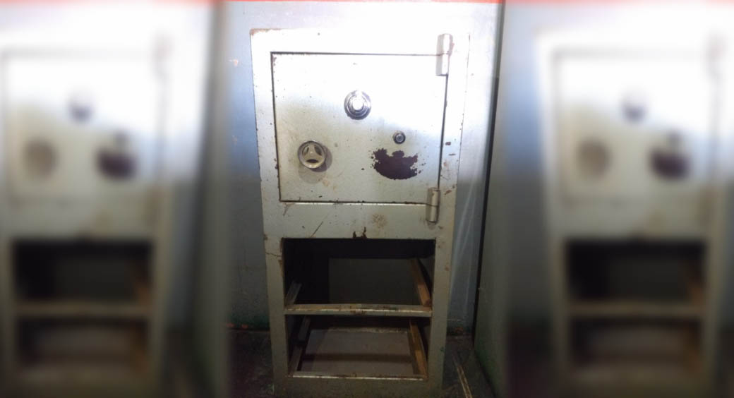 Cofre foi retirado de escritório, que teve porta arrombada pelo suspeito - Divulgação/PC