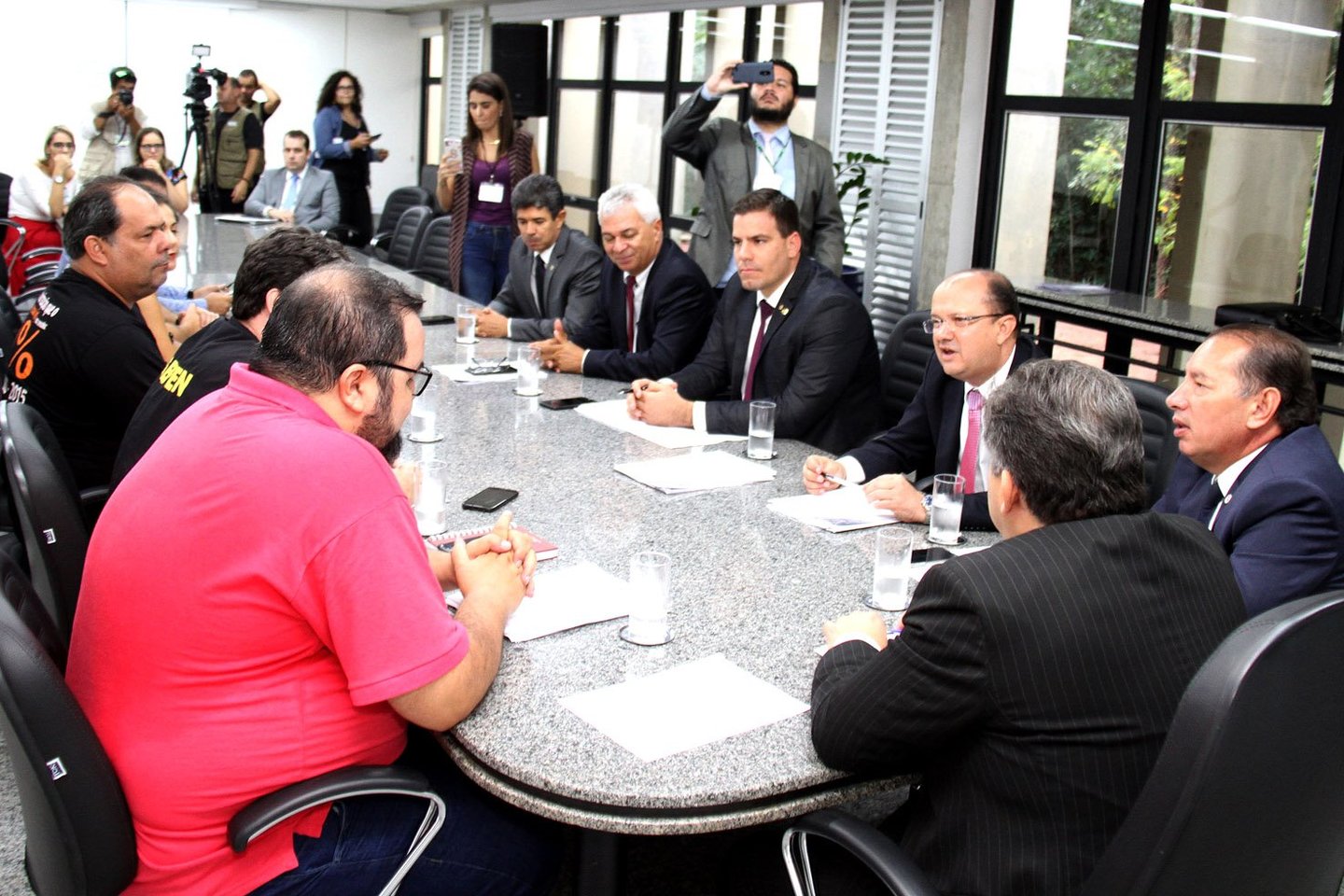 Primeira reunião entre comissão formada e representantes das categorias ocorreu ao término da sessão desta quinta-feira - Luciana Nasser/ALMS