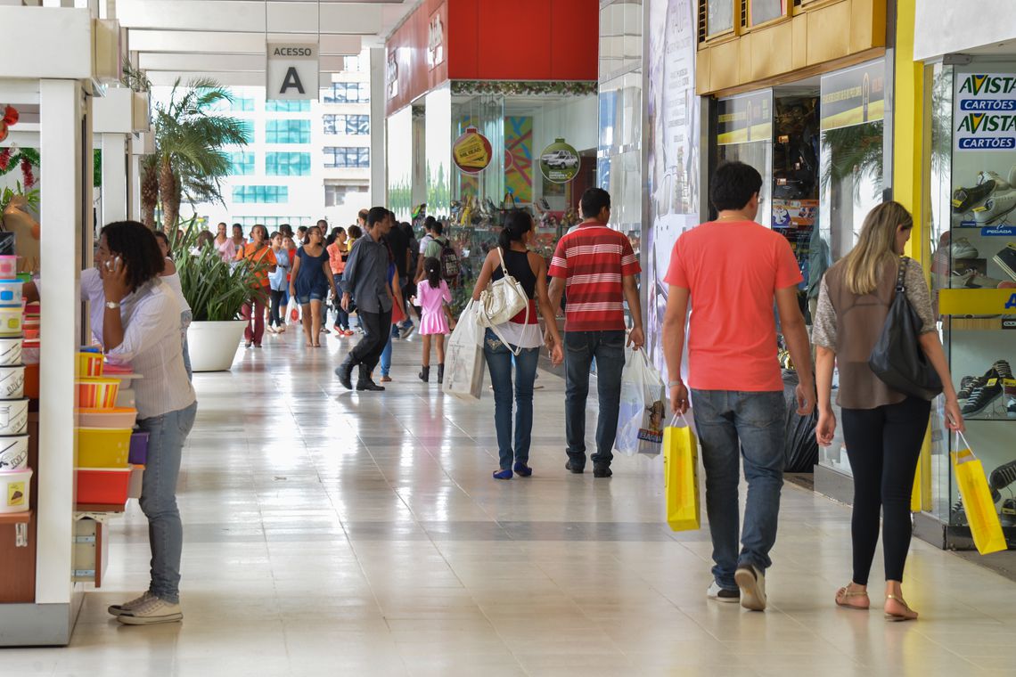 De acordo com a entidade, o Índice de Consumo das Famílias (ICF) está patinando, com recuo de 3,2% em julho - Valter Campanato/Agência Brasil