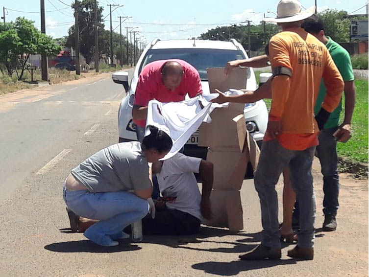 Populares protegeram idoso dos raios solares e do asfalto quente - André Ferreira/JPNEWS