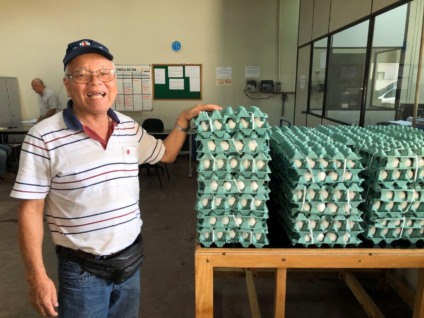 Kikumi Yamasaki, 70 anos, chegou ao Brasil com os pais na década de 60 e hoje já passa produção de ovos para seu filho - Foto: Gabi Couto/CBN