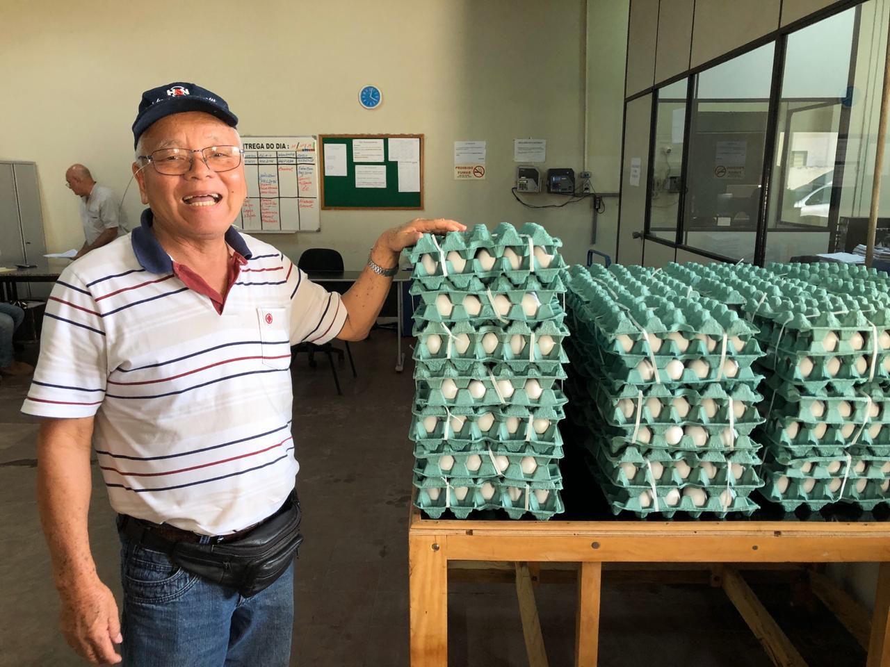 Kikumi Yamasaki, 70 anos, chegou ao Brasil com os pais na década de 60 e hoje já passa produção de ovos para seu filho - Foto: Gabi Couto/CBN