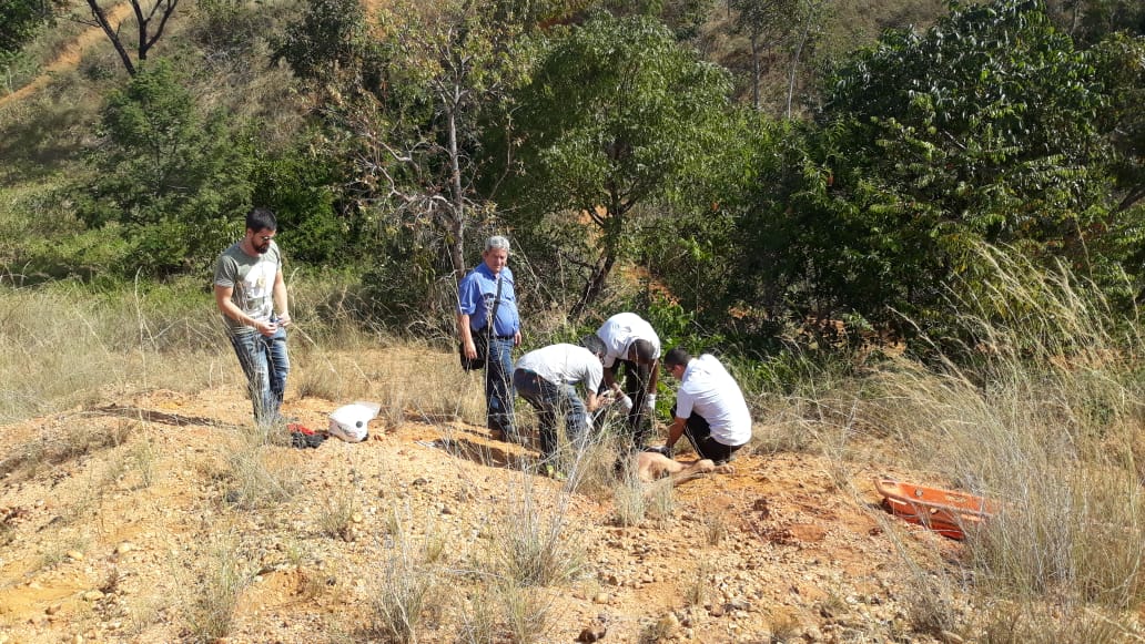 Peritos e o delegado Ailton de Freitas examinam cadáver e o local onde corpo foi encontrado - Imagem cedida Peritos e o delegado Ailton de Freitas examinam cadáver e o local onde corpo foi encontrado - Imagem cedida