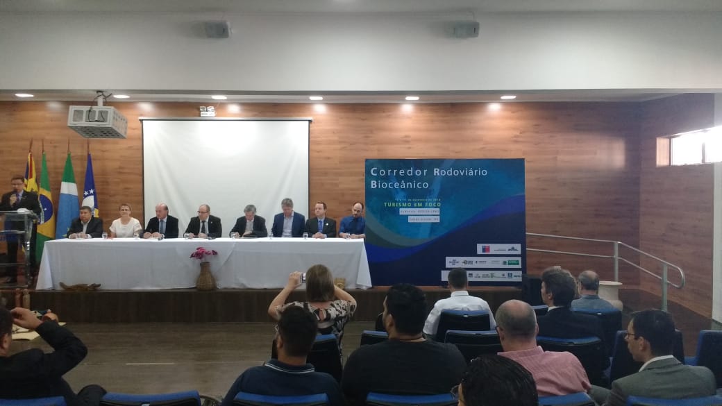 Representantes dos governos do Brasil, Paraguai, Argentina e Chile, reitores, pesquisadores e empresários se reuniram na Universidade Federal de Mato Grosso do Sul (UFMS) para debater o desenvolvimento do turismo no corredor rodoviário bioceânico - Loraine França/CBN