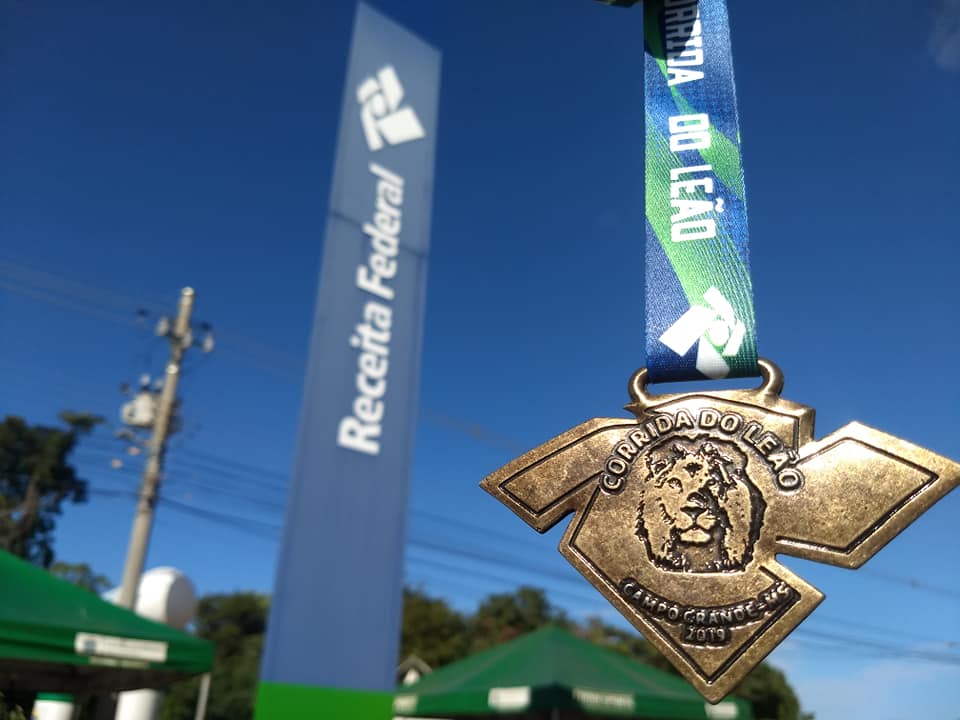 Medalha de participação da Corrida do Leão que aconteceu no domingo(9), em Campo Grande (MS) - Foto: Fábio Bocejour