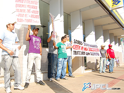 Vigilantes continuaram parados, ostentando faixas e cartazes em frente às agências bancárias -
