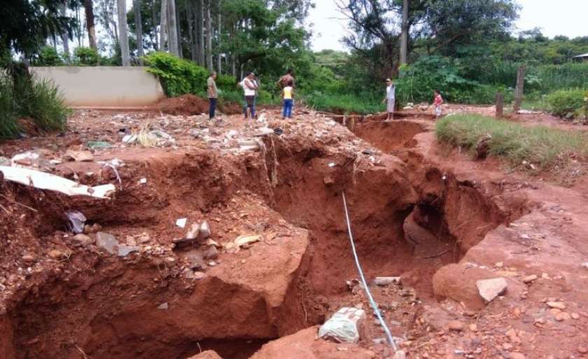 Cratera se espande e ameaça construções em ruas de Paranaíba - Arquivo / JPNEWS